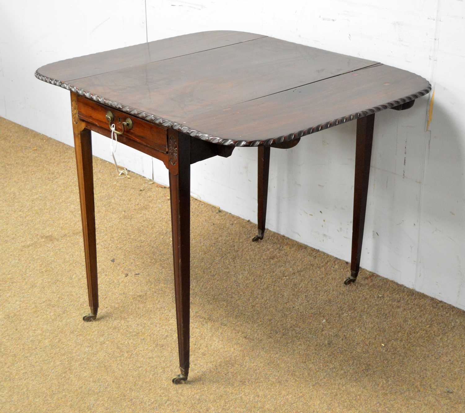 A Victorian mahogany Pembroke table. - Bild 3 aus 4