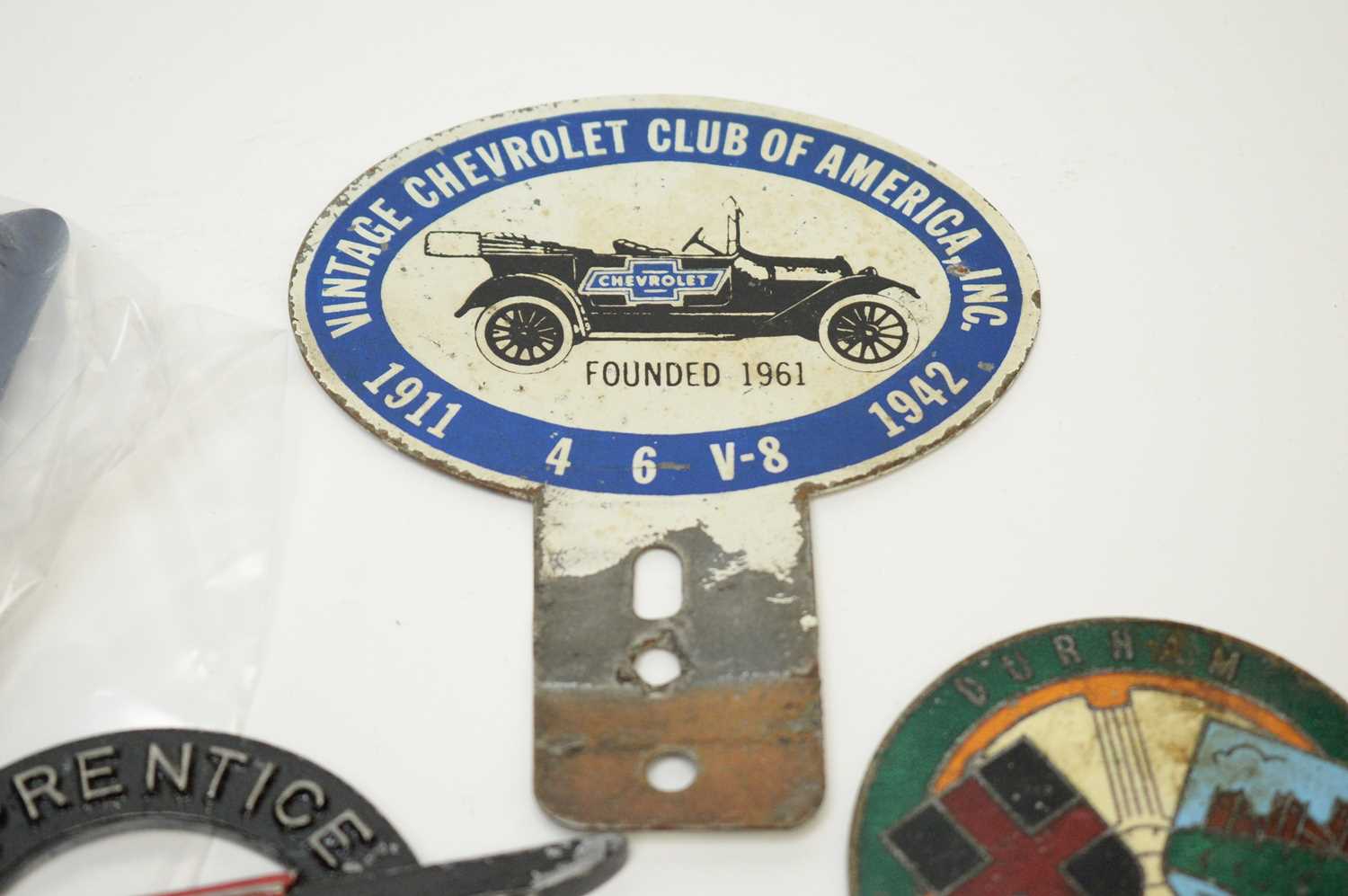 A collection of car badges; and other items. - Bild 3 aus 7