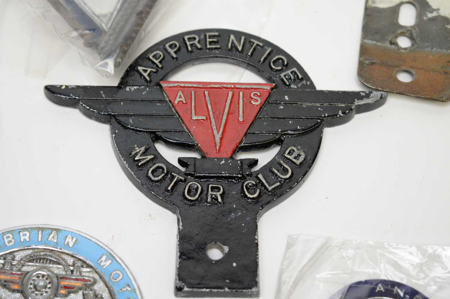 A collection of car badges; and other items. - Bild 4 aus 7