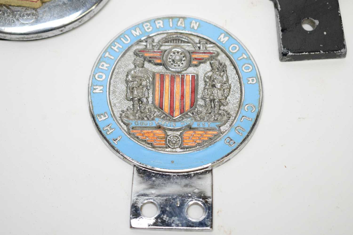 A collection of car badges; and other items. - Bild 7 aus 7