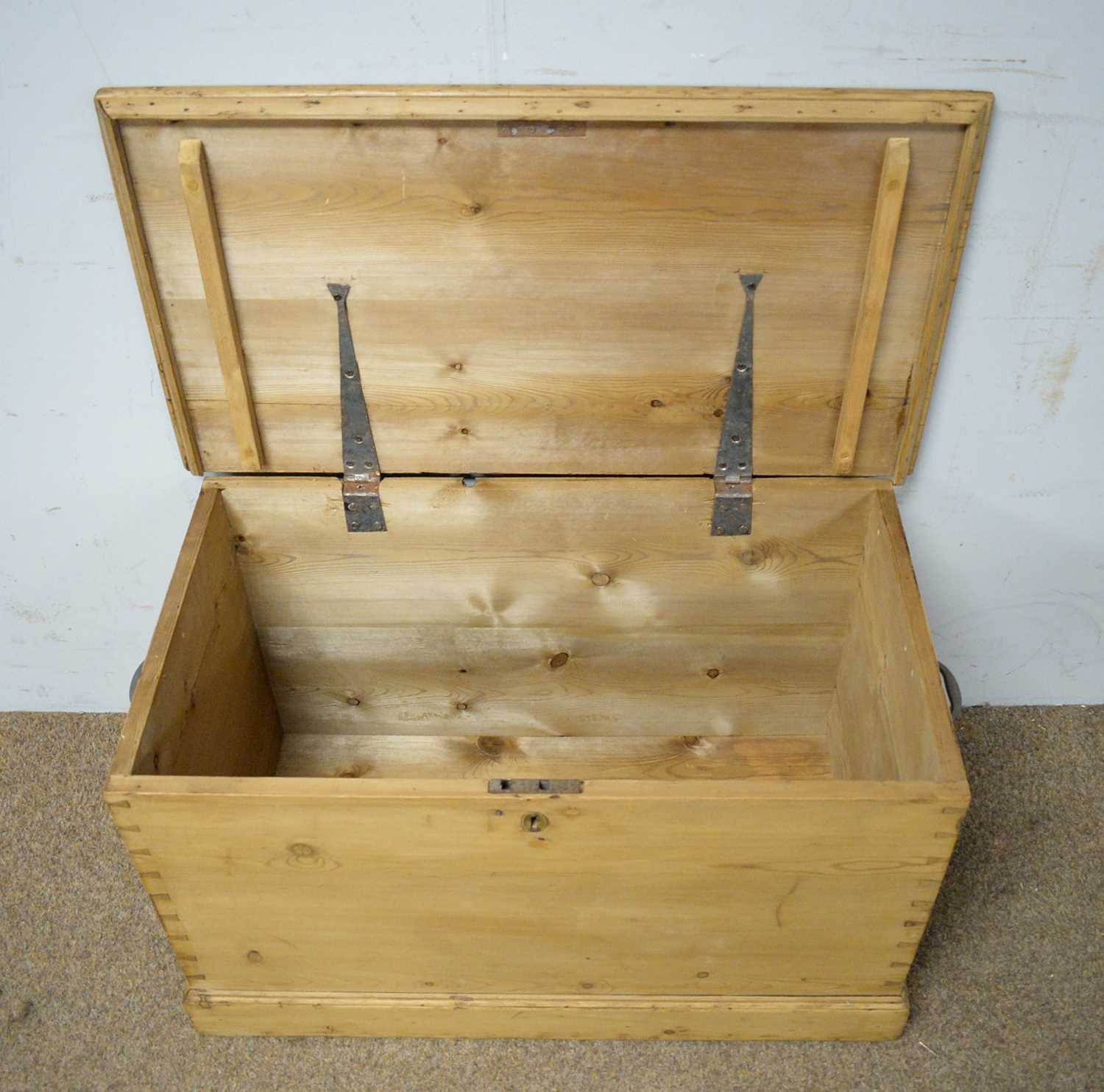 A pine blanket box - Image 3 of 3