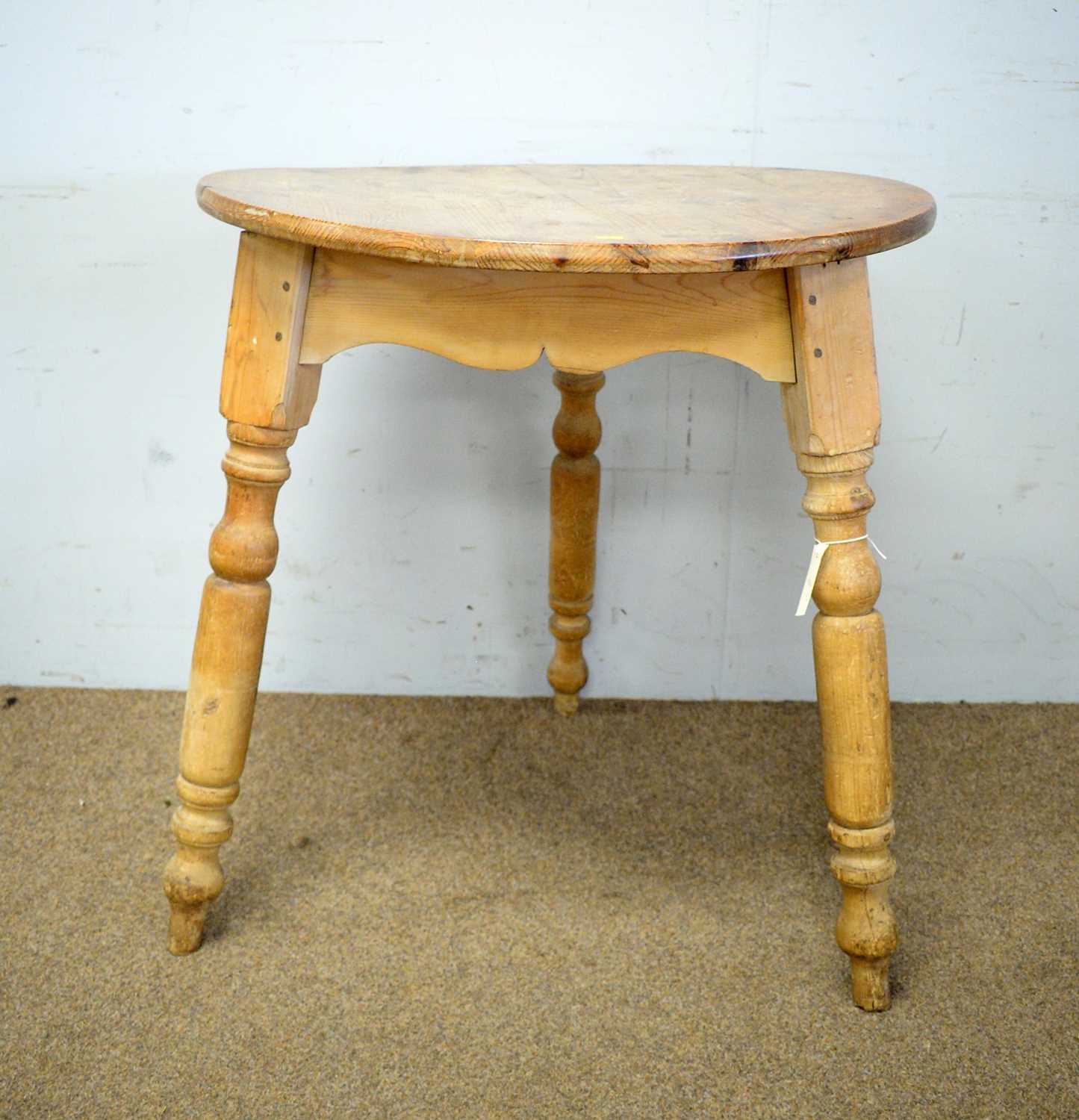 A circular pine cricket table - Image 3 of 3