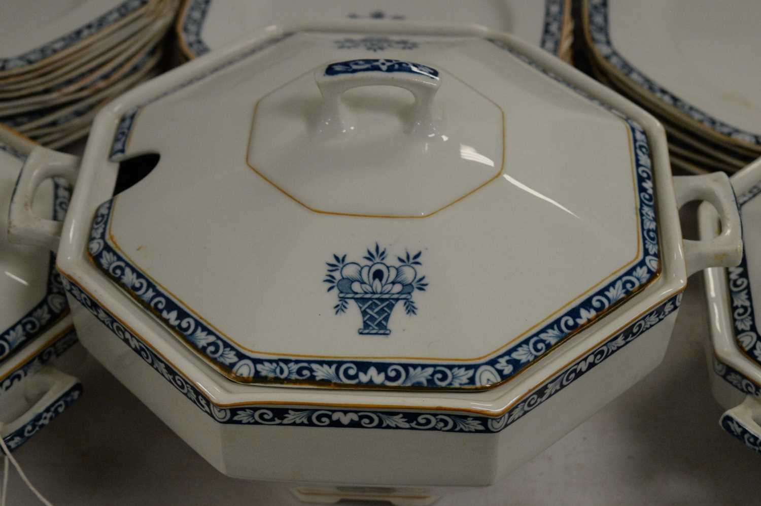 A Wood & Sons Woods Ware ‘Stuart’ blue and white part dinner service - Bild 2 aus 3