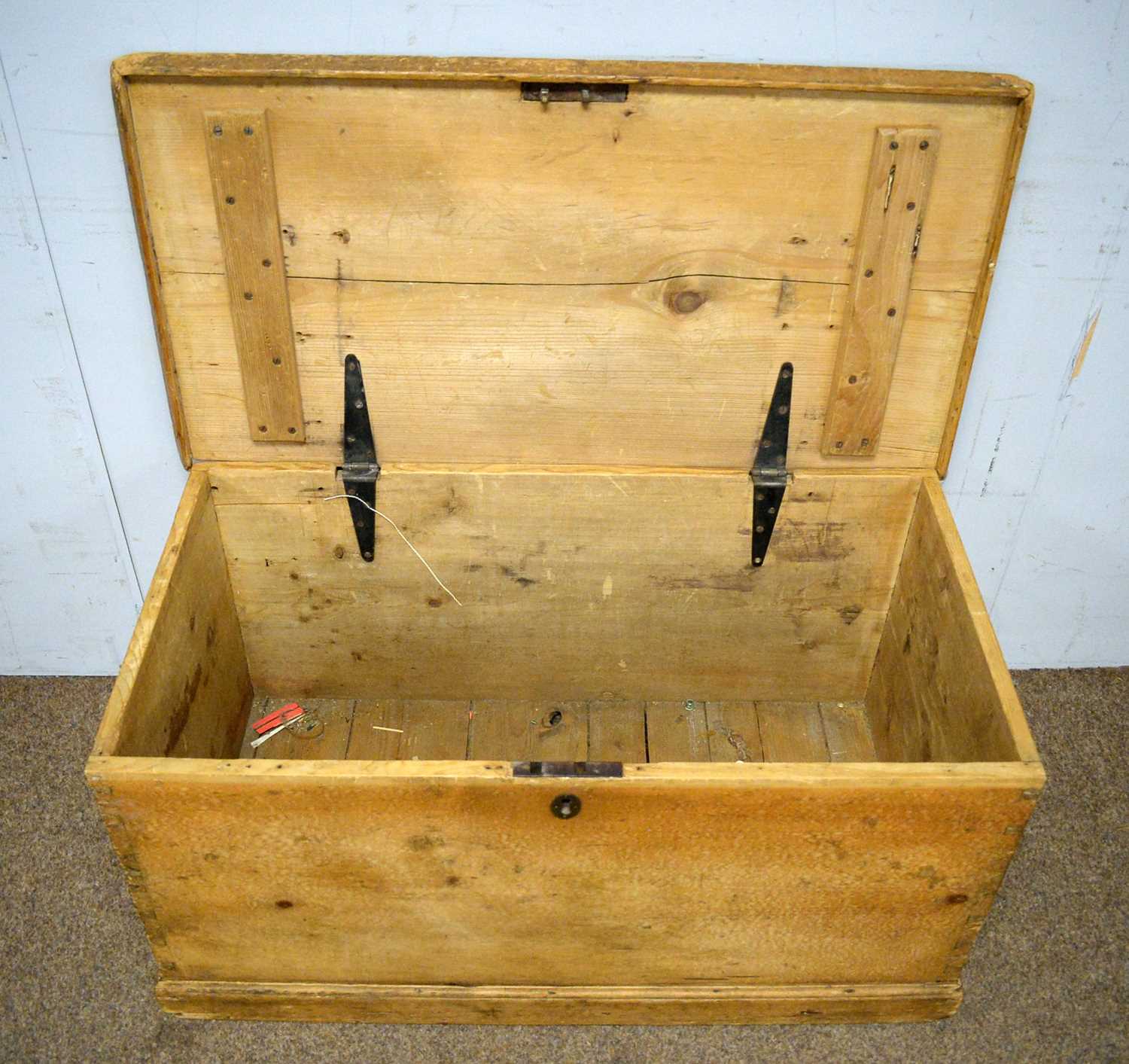 A 19th Century pine linen trunk - Image 3 of 3