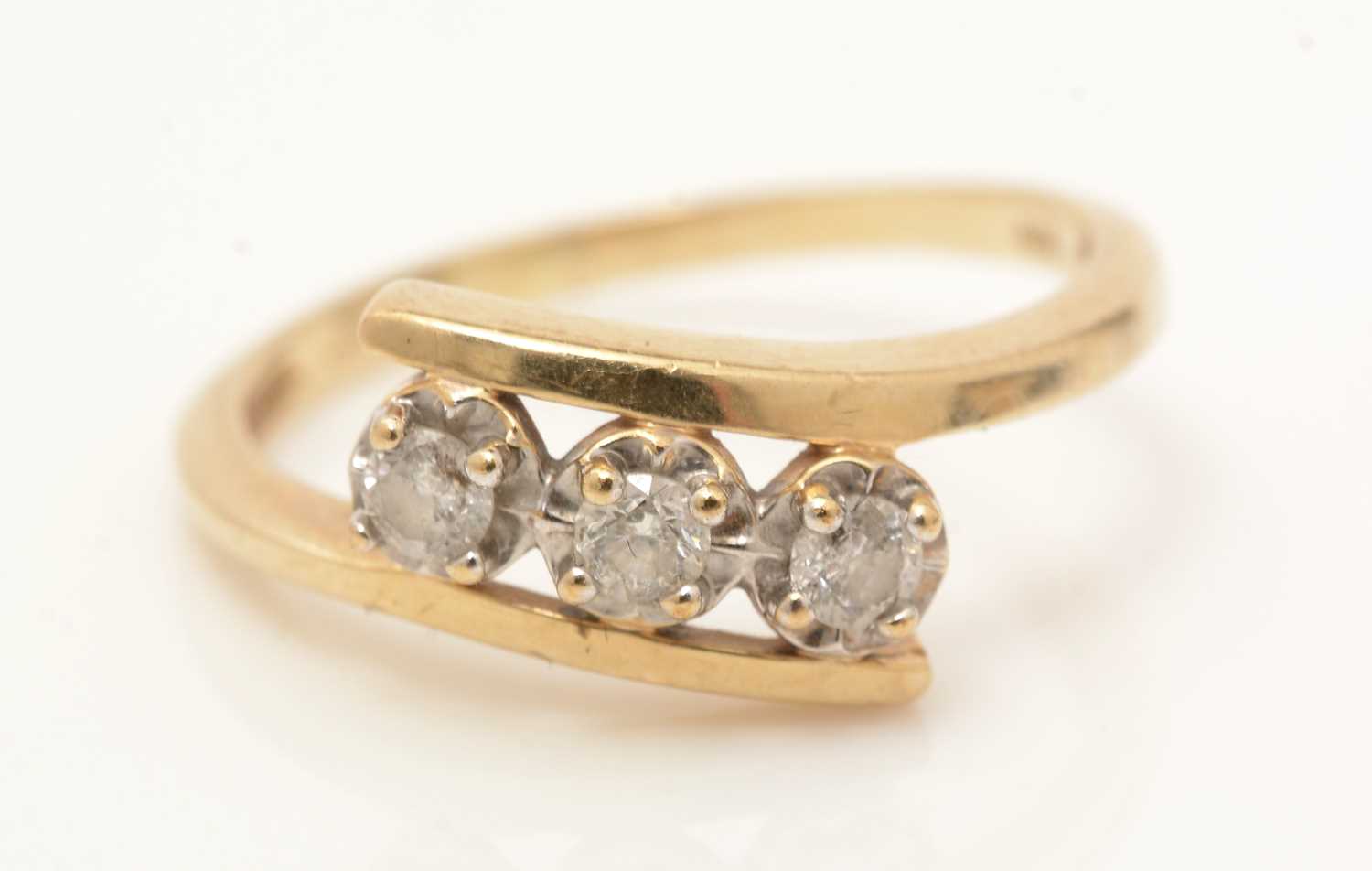 A three-stone diamond ring - Image 2 of 3