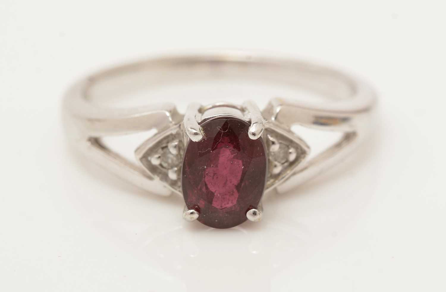 A garnet and diamond ring - Image 2 of 3