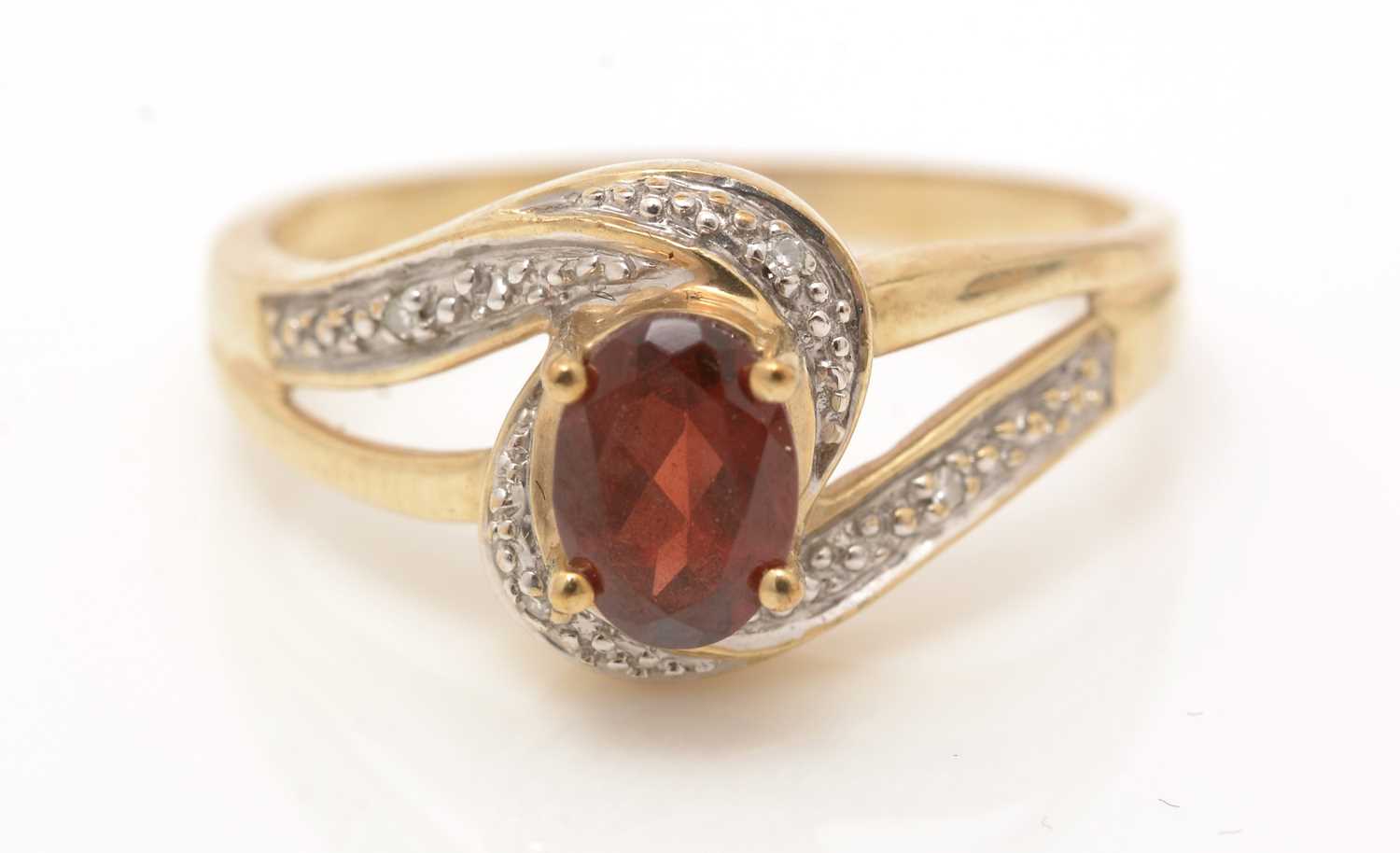 A garnet and diamond ring - Image 2 of 3