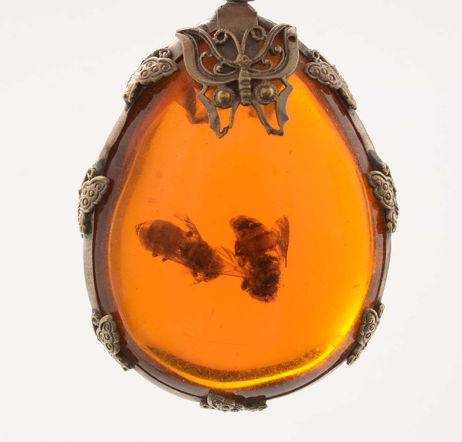 An amber specimen pendant, - Image 6 of 6