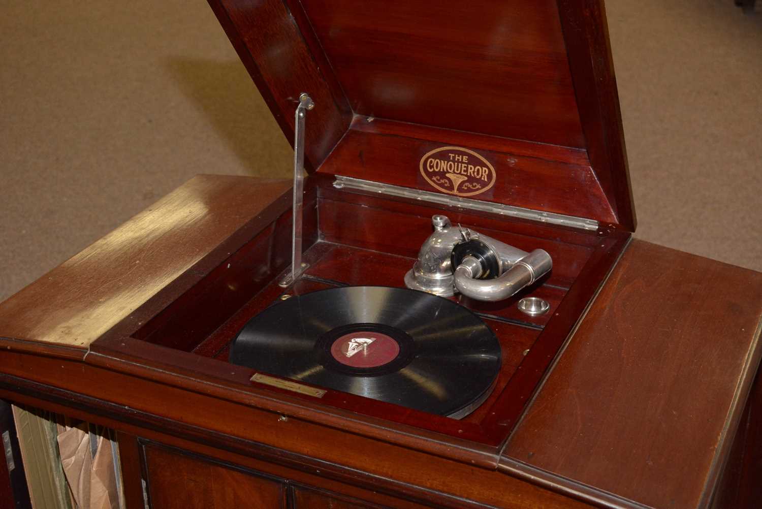 ‘The ‘Conqueror’ gramophone player; and a selection of 78rpm records. - Image 4 of 5