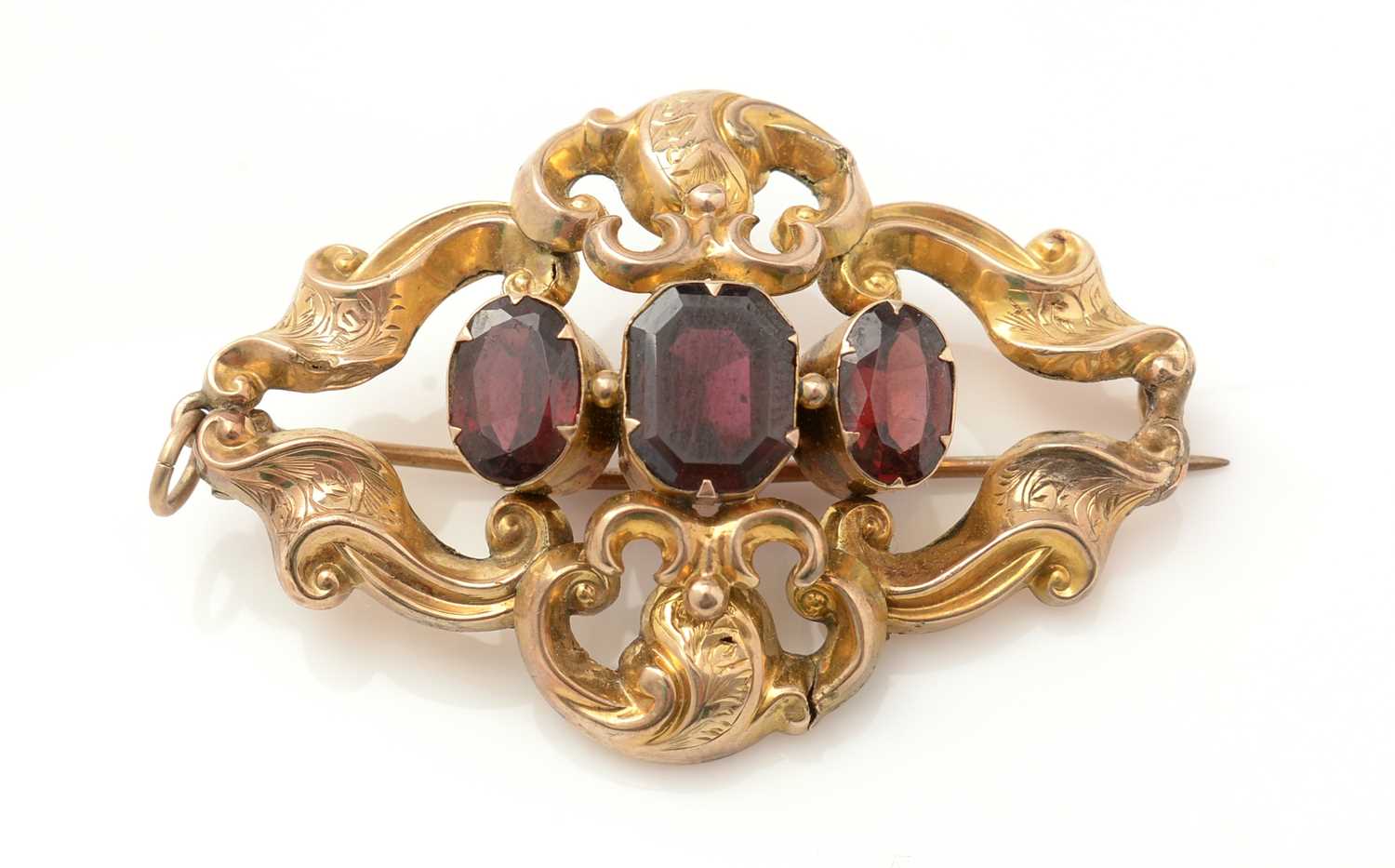 A Victorian garnet set yellow gold brooch,