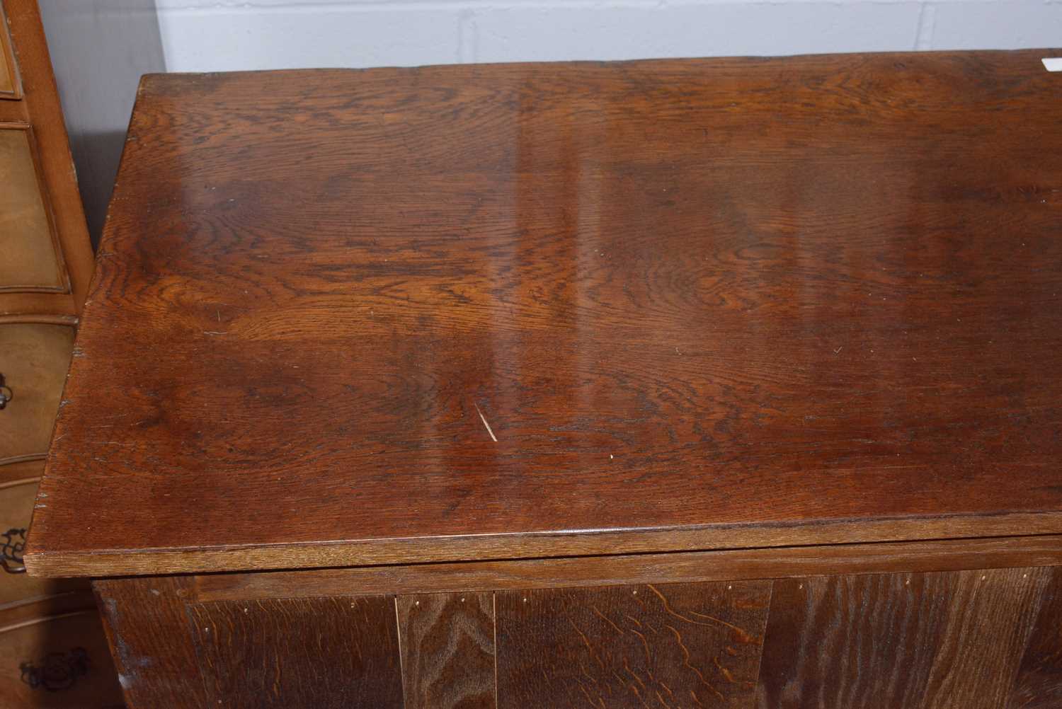 A substantial Victorian mahogany draw leaf dining table. - Image 6 of 14