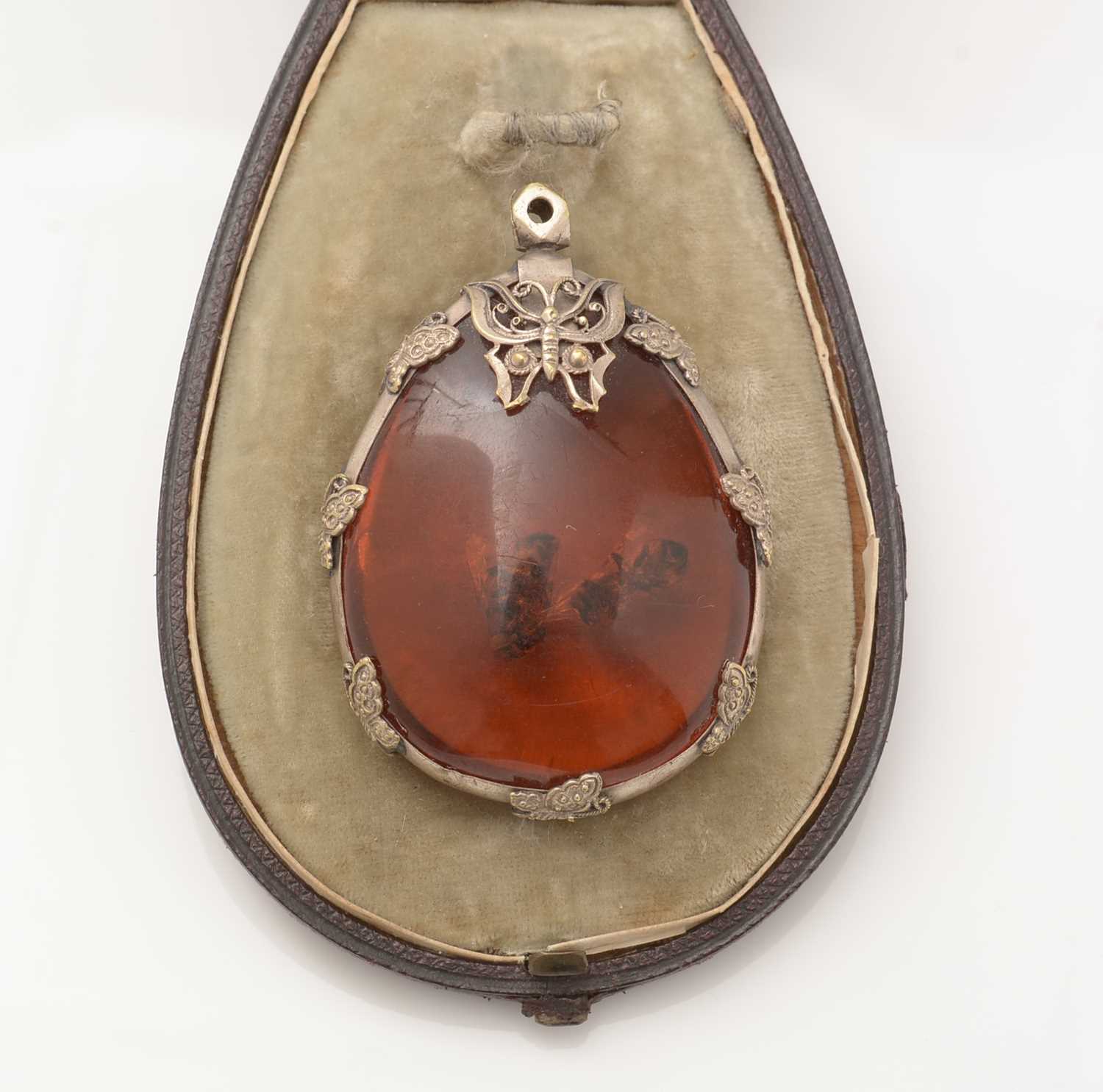 An amber specimen pendant, - Image 3 of 6