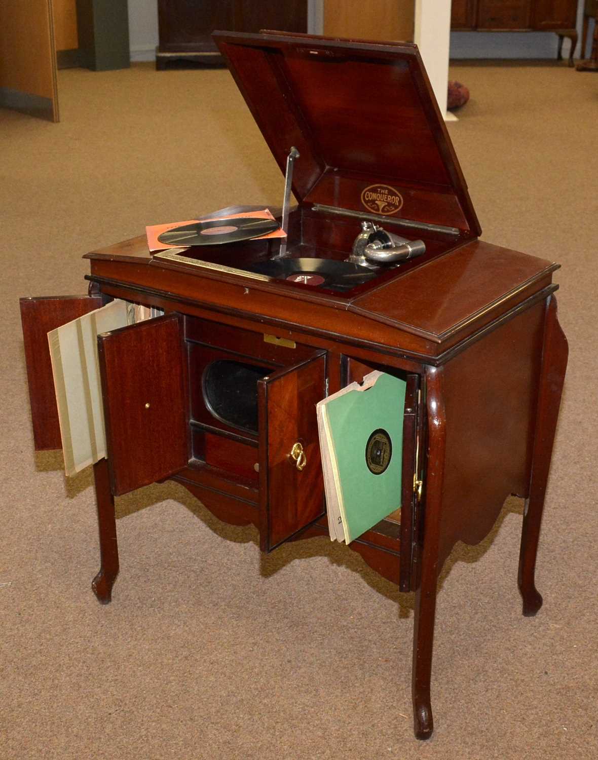 ‘The ‘Conqueror’ gramophone player; and a selection of 78rpm records. - Image 5 of 5