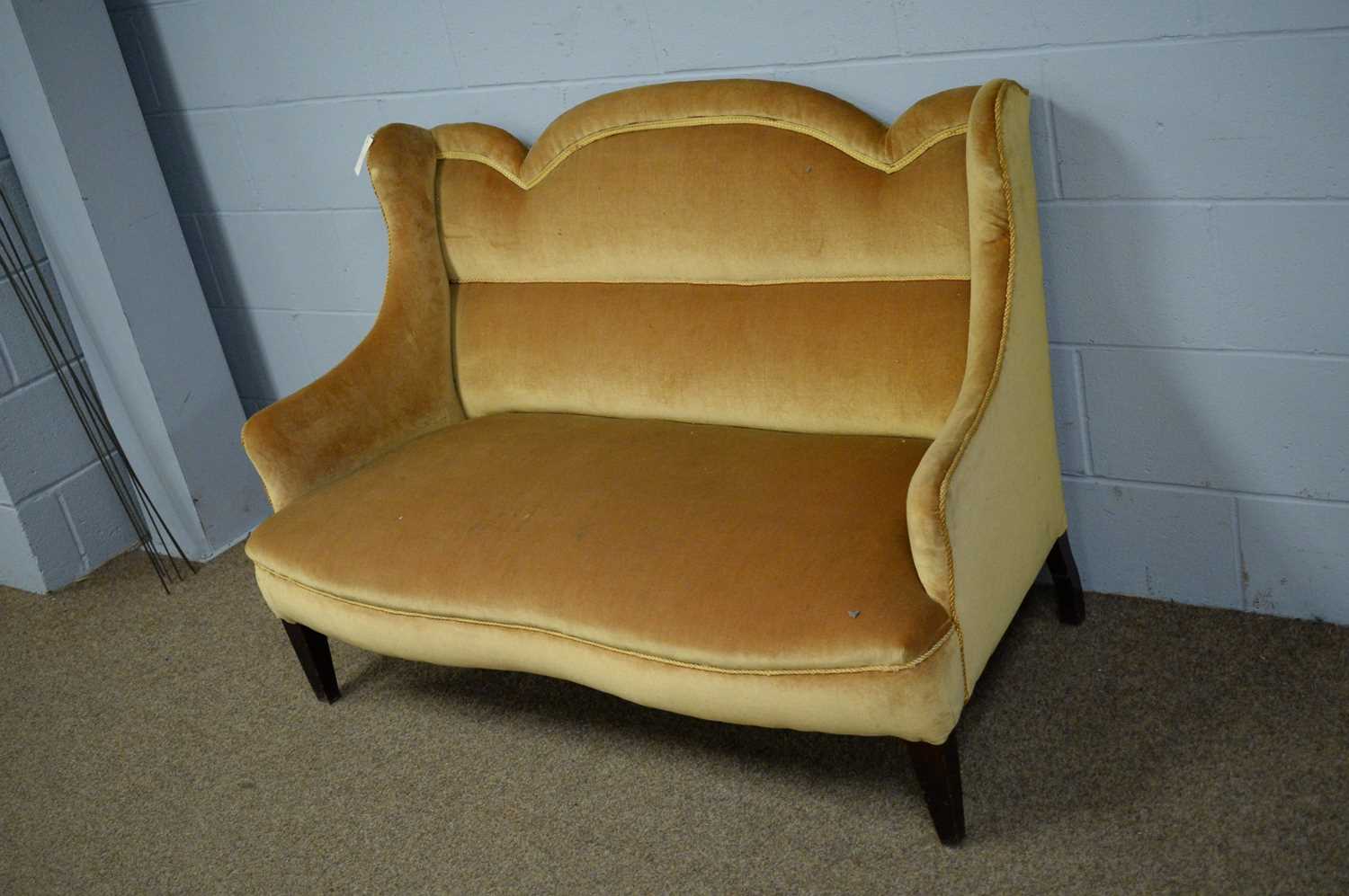 An early 20th Century gold plush upholstered serpentine fronted settee. - Image 2 of 2