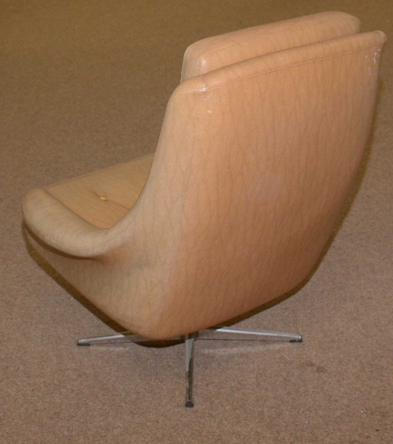 A Mid 20th C design moulded foam swivel armchair. - Image 3 of 3