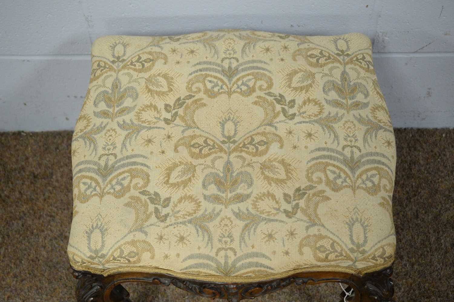 An ornate Victorian carved walnut footstool - Bild 4 aus 4