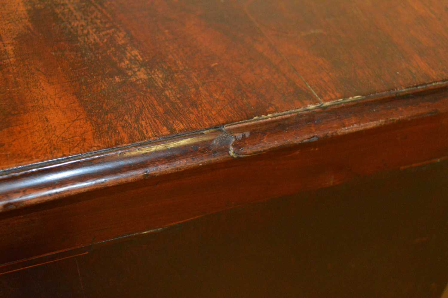 A Georgian inlaid mahogany chest of drawers. - Image 4 of 7