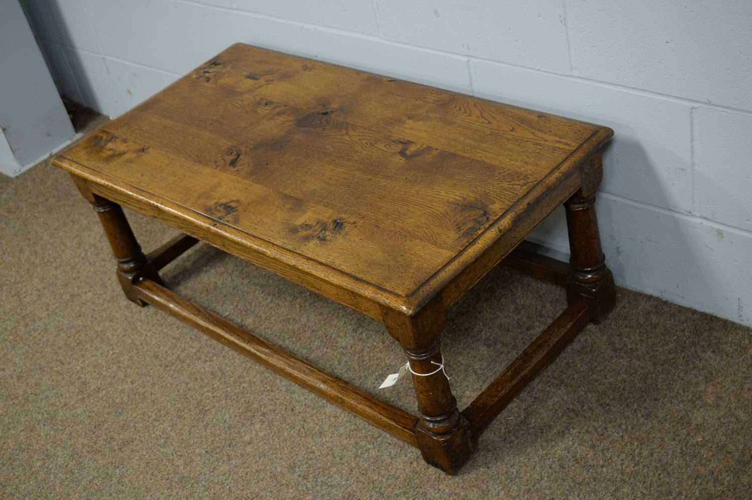 A substantial oak rectangular coffee table. - Bild 2 aus 4