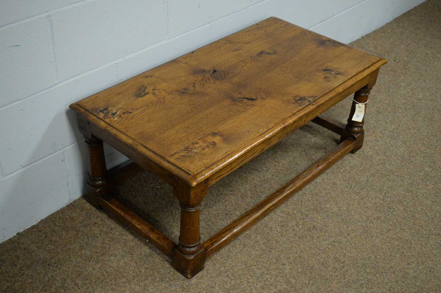 A substantial oak rectangular coffee table. - Bild 3 aus 4