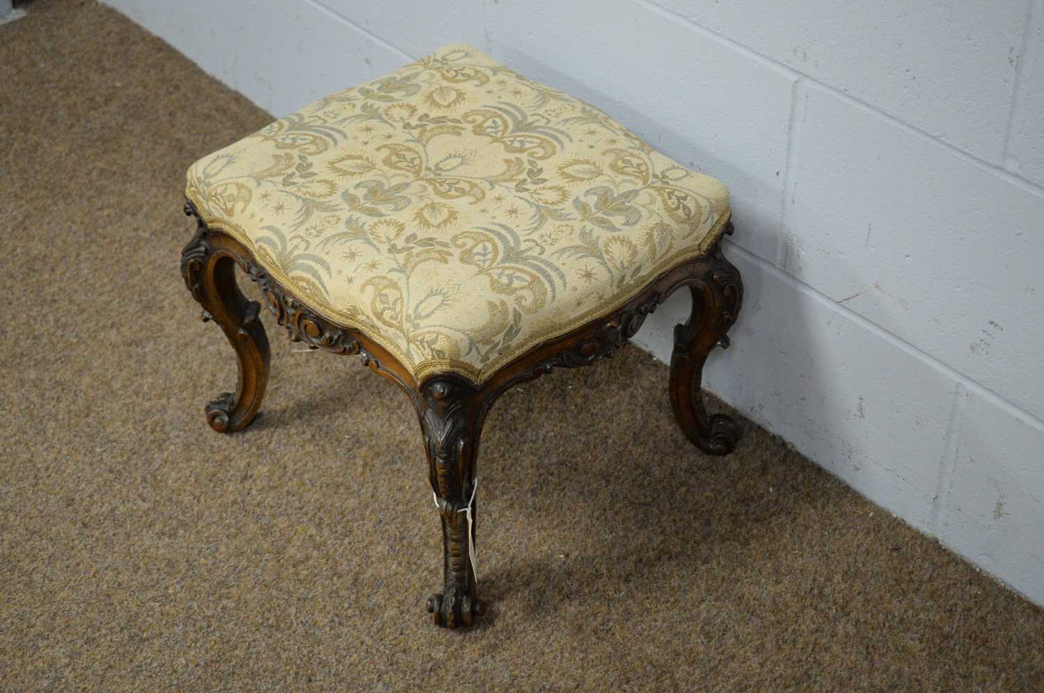 An ornate Victorian carved walnut footstool - Bild 3 aus 4