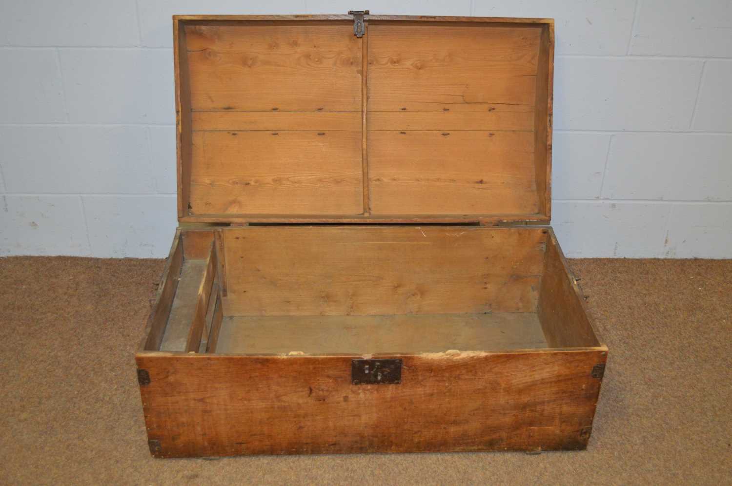 A 19th Century dome topped oak travel trunk. - Bild 4 aus 6