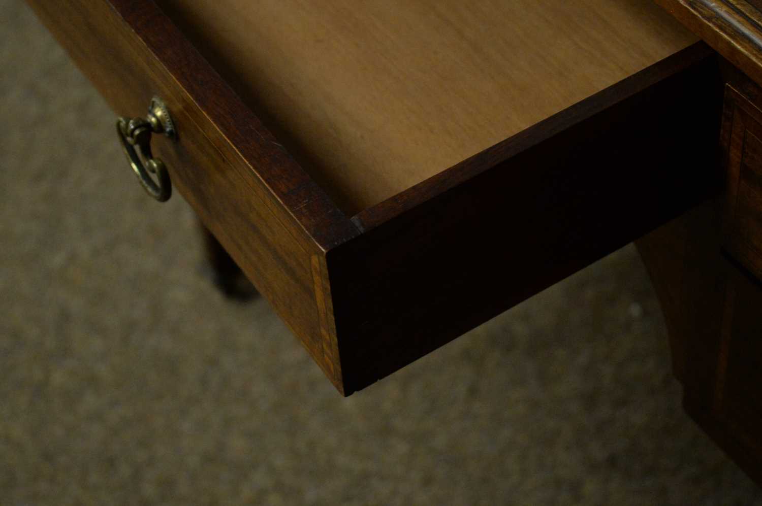 An Edwardian mahogany and satinwood banded writing desk - Bild 4 aus 5