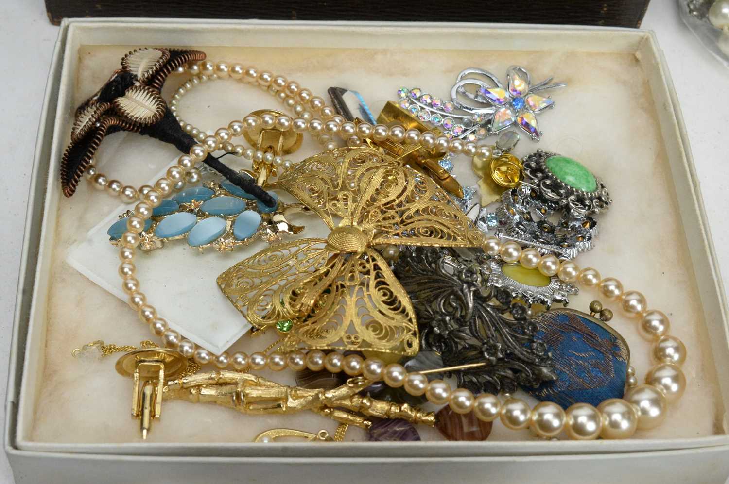 A large quantity of costume jewellery - Bild 4 aus 8