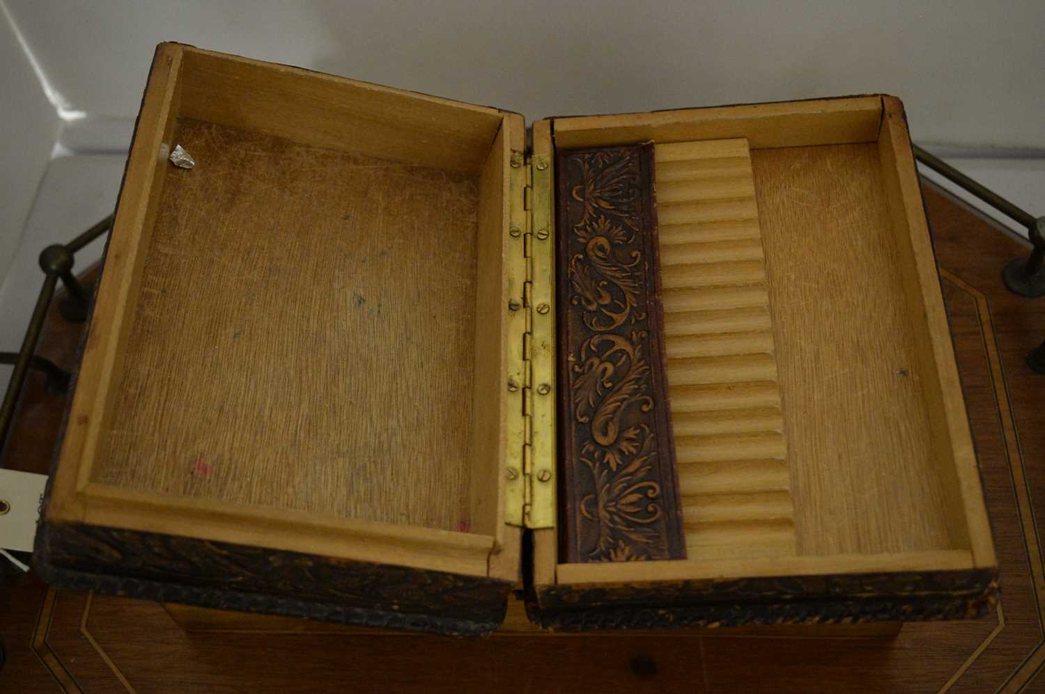 Edwardian tea tray; carved wood trinket box; and a stationery box. - Bild 5 aus 5