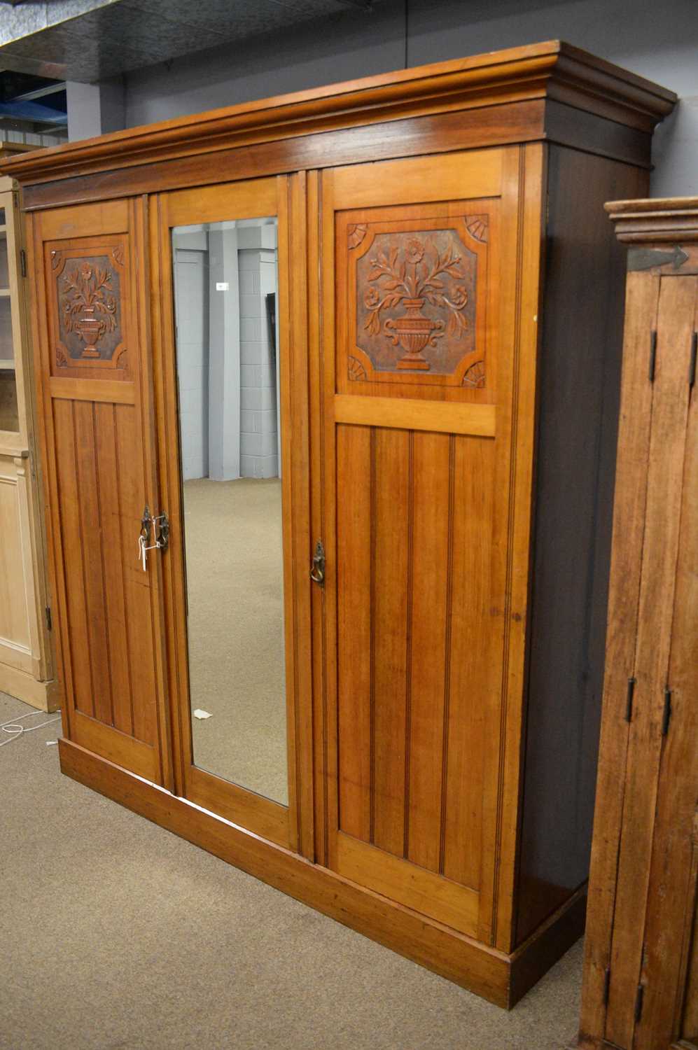 An Edwardian carved walnut wardrobe - Bild 2 aus 3