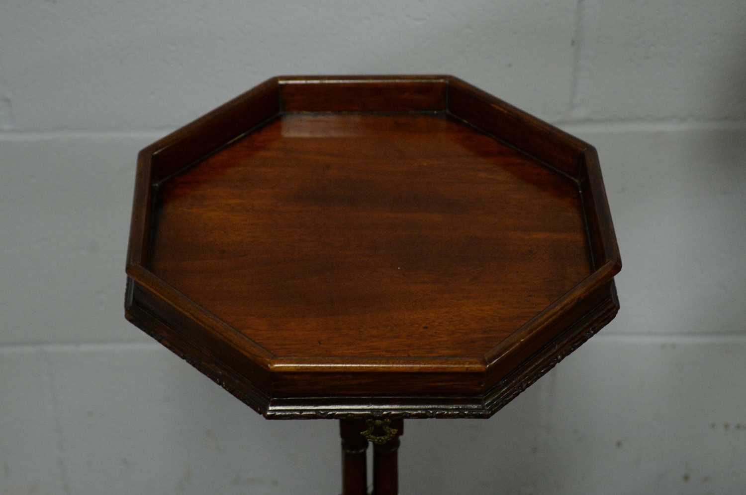 Three assorted Georgian style mahogany tripod wine tables. - Bild 4 aus 4