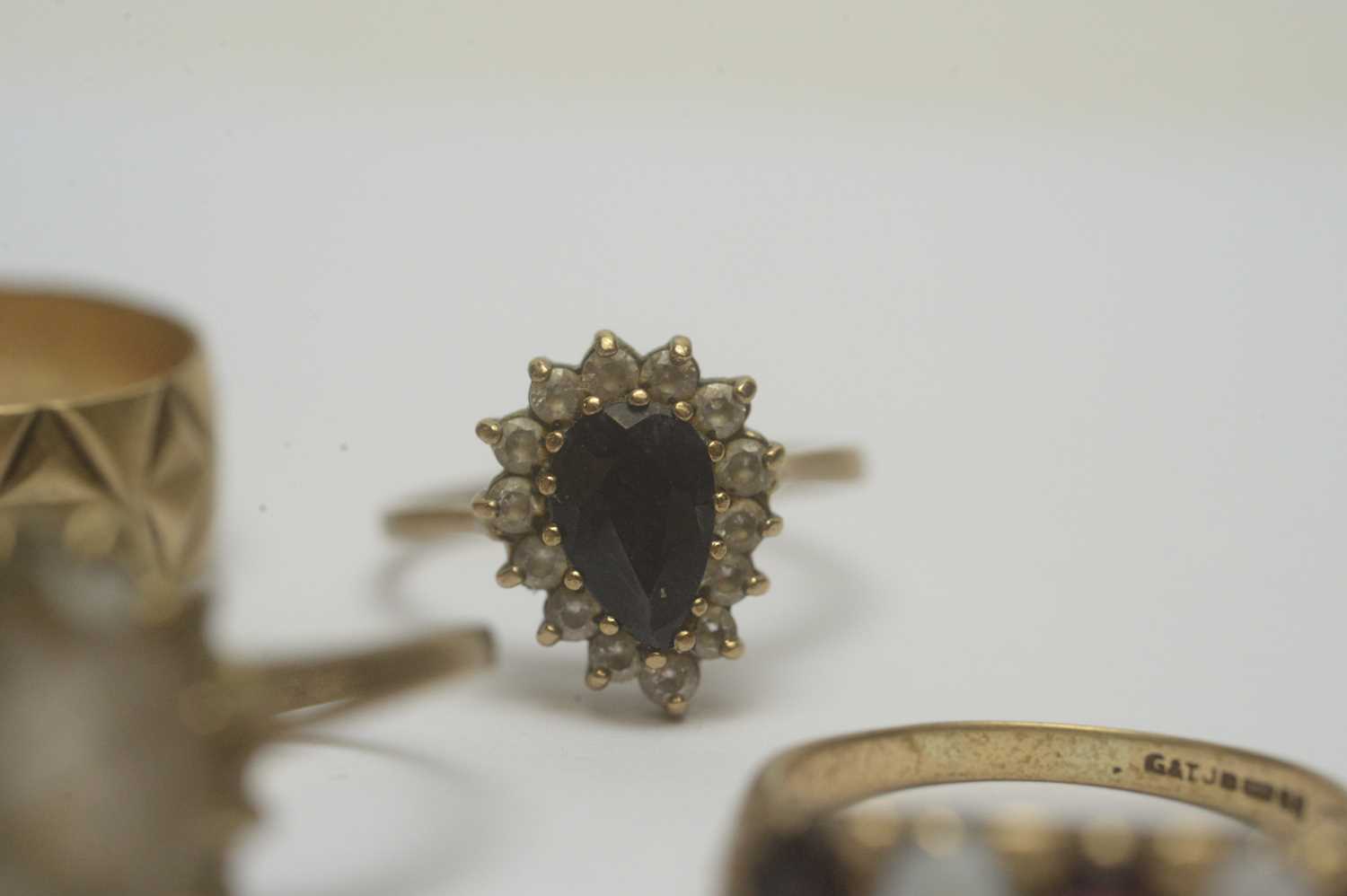 A selection of gold and gem-set rings - Image 6 of 6