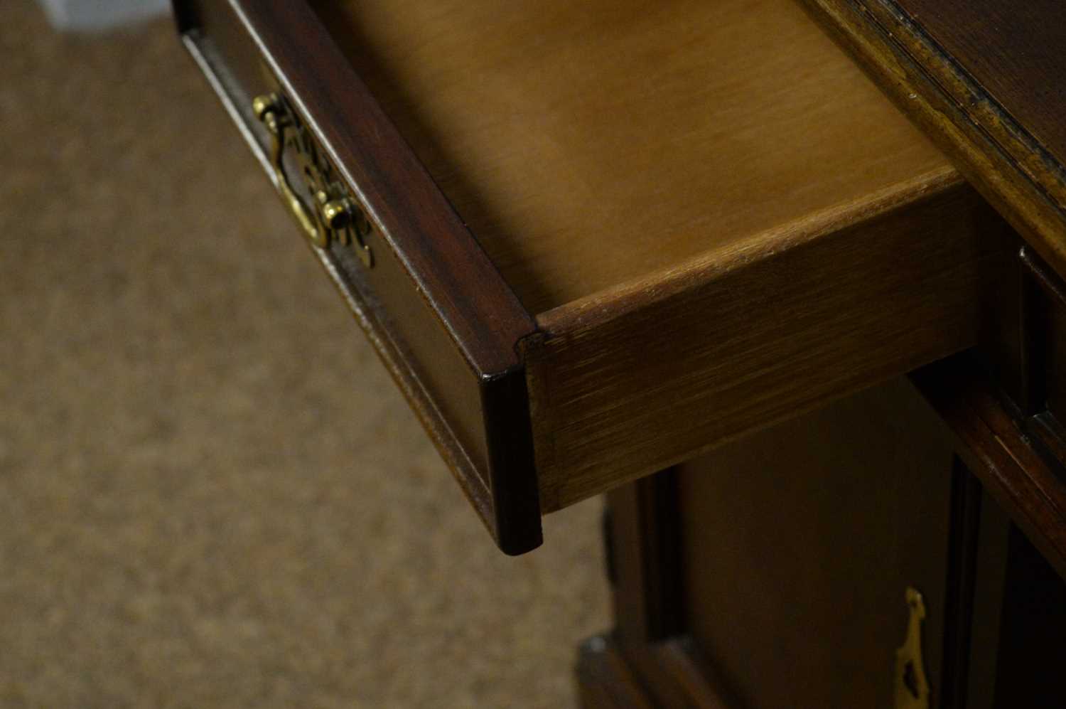 Sligh of Michigan: a modern mahogany pedestal kneehole desk. - Image 4 of 5