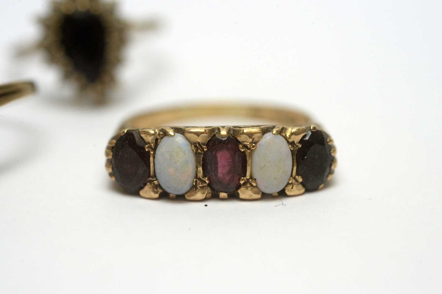 A selection of gold and gem-set rings - Image 4 of 6