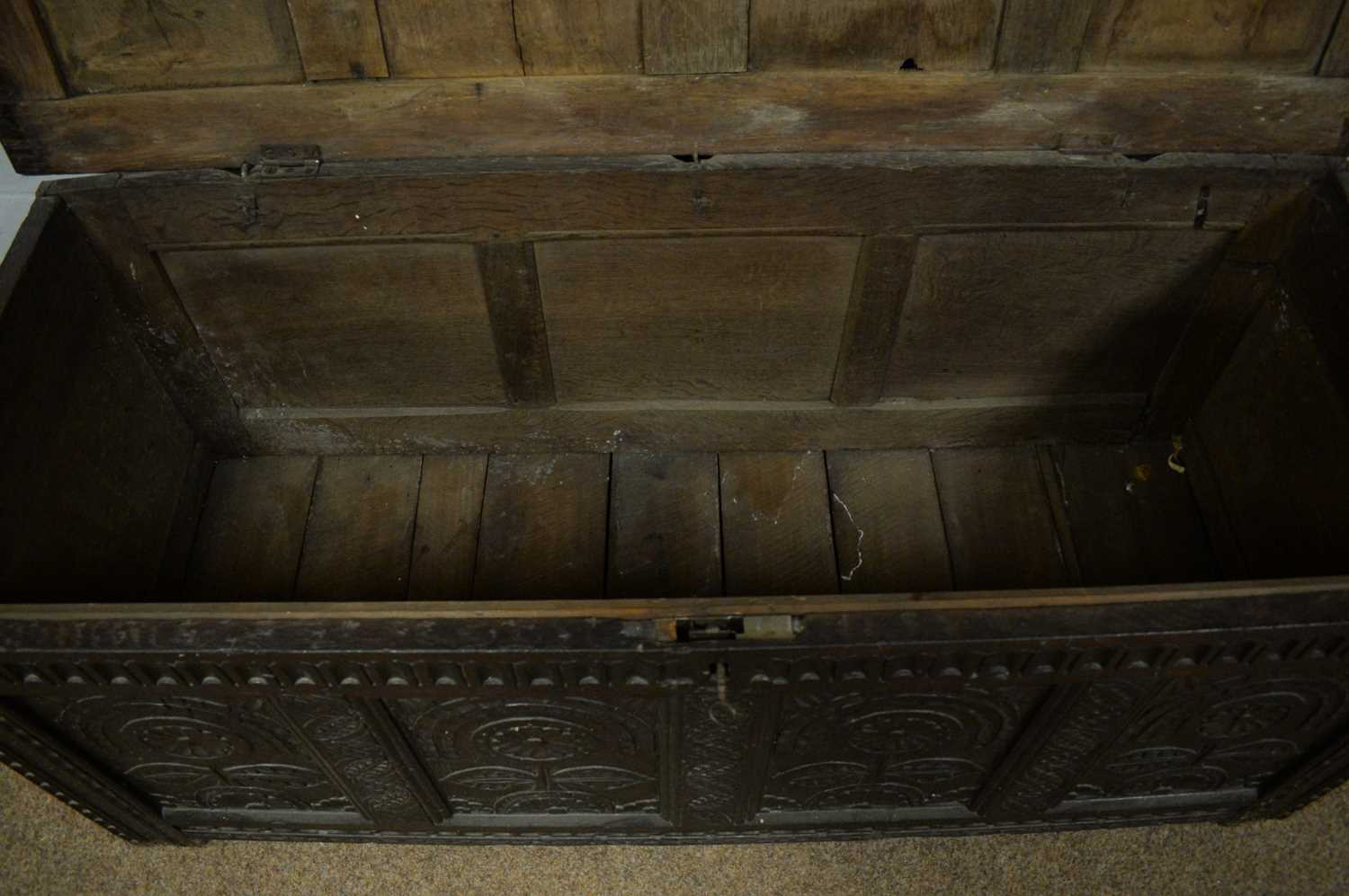 A carved oak coffer - Image 4 of 5