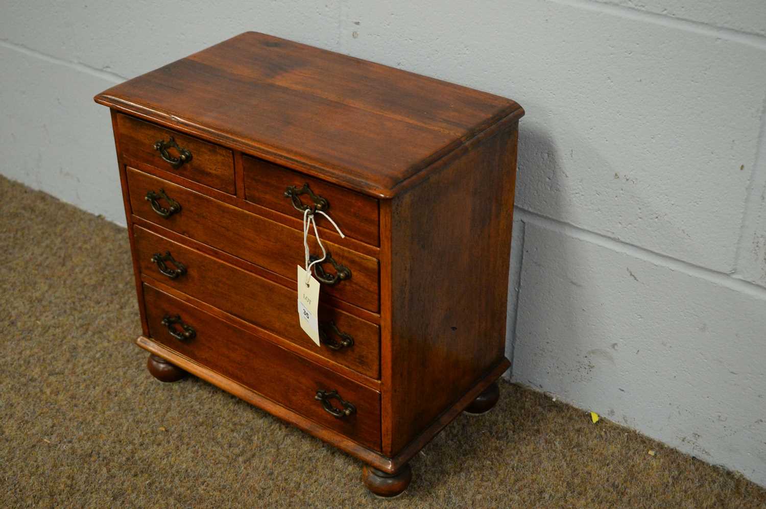 A Victorian-style mahogany apprentice chest of drawers. - Bild 2 aus 3