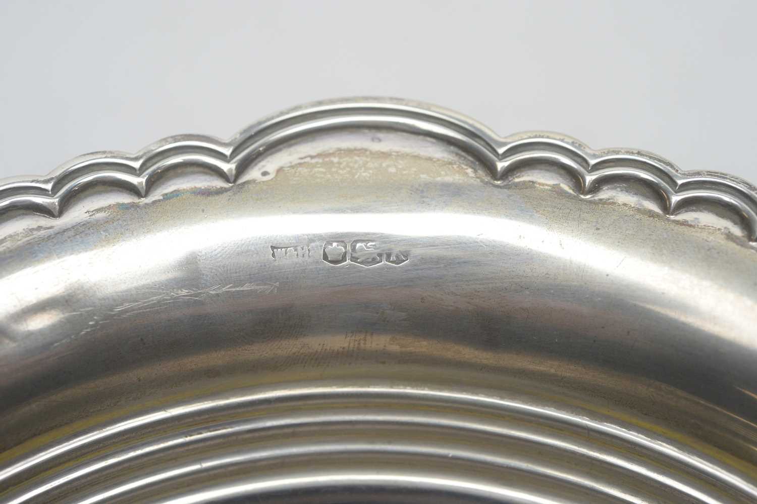 A silver bowl, by Walker & Hall, - Bild 3 aus 3