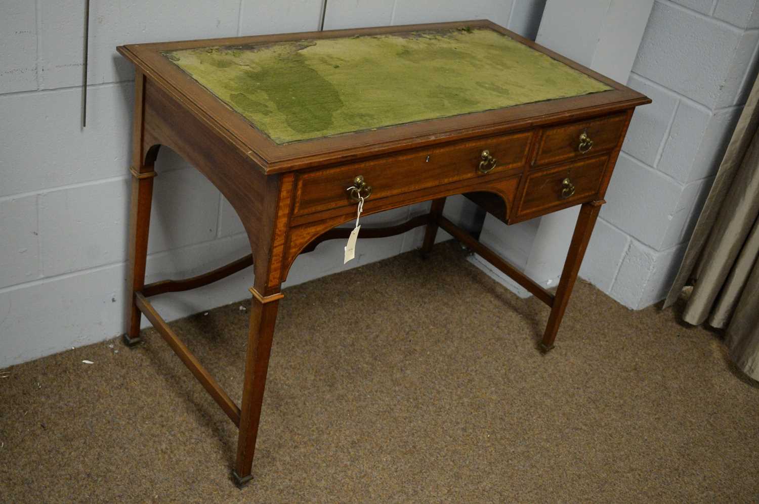 An Edwardian mahogany and satinwood banded writing desk - Bild 2 aus 5