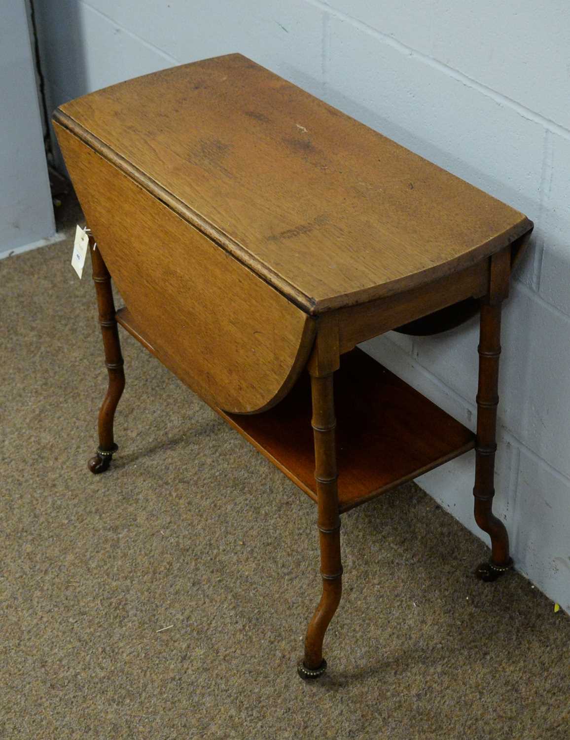 An unusual Victorian mahogany drop leaf drinks table. - Bild 2 aus 4