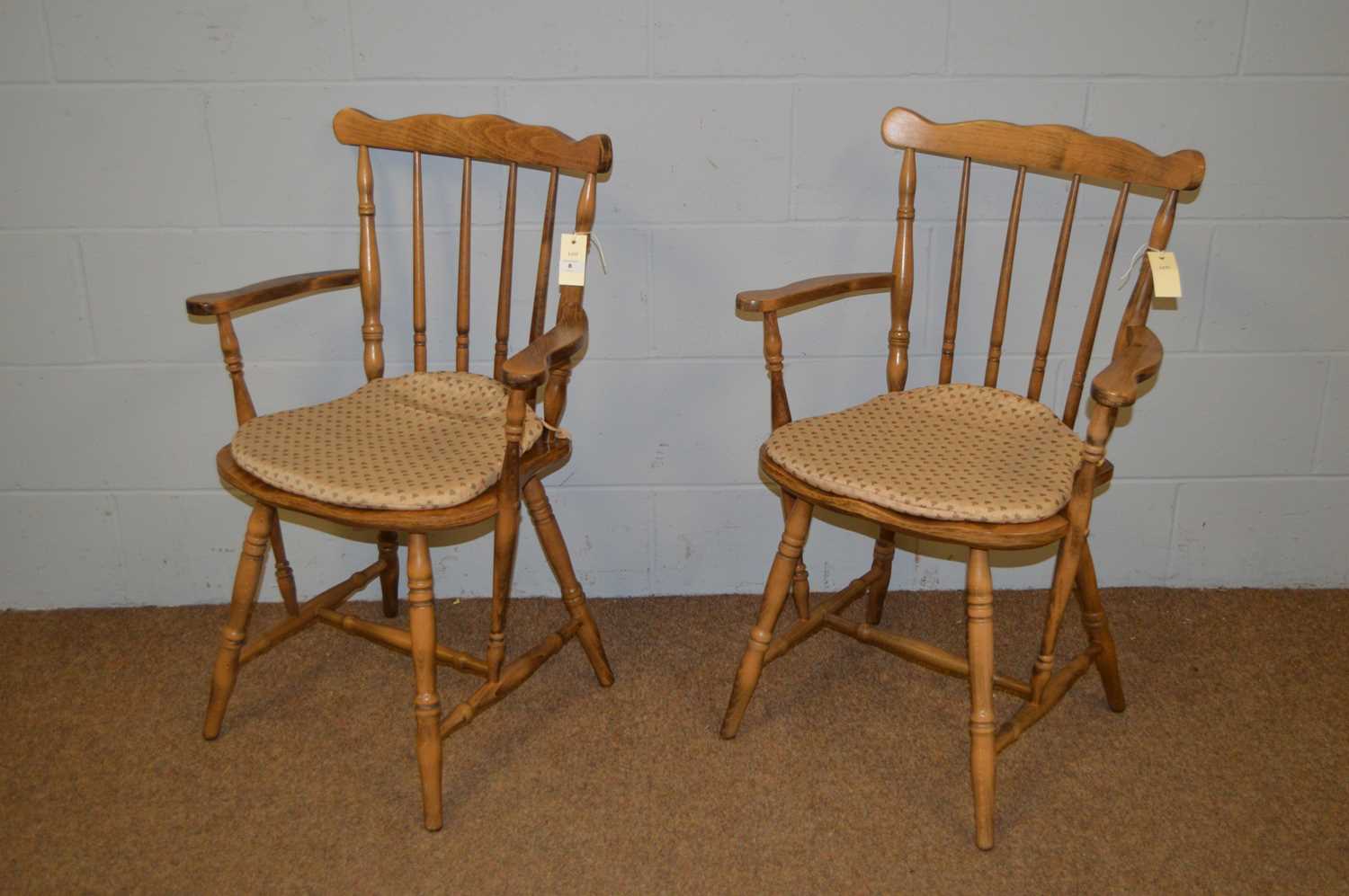 A pair of farmhouse kitchen carver chairs. - Bild 2 aus 3