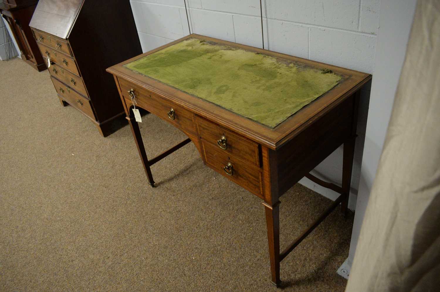 An Edwardian mahogany and satinwood banded writing desk - Bild 3 aus 5