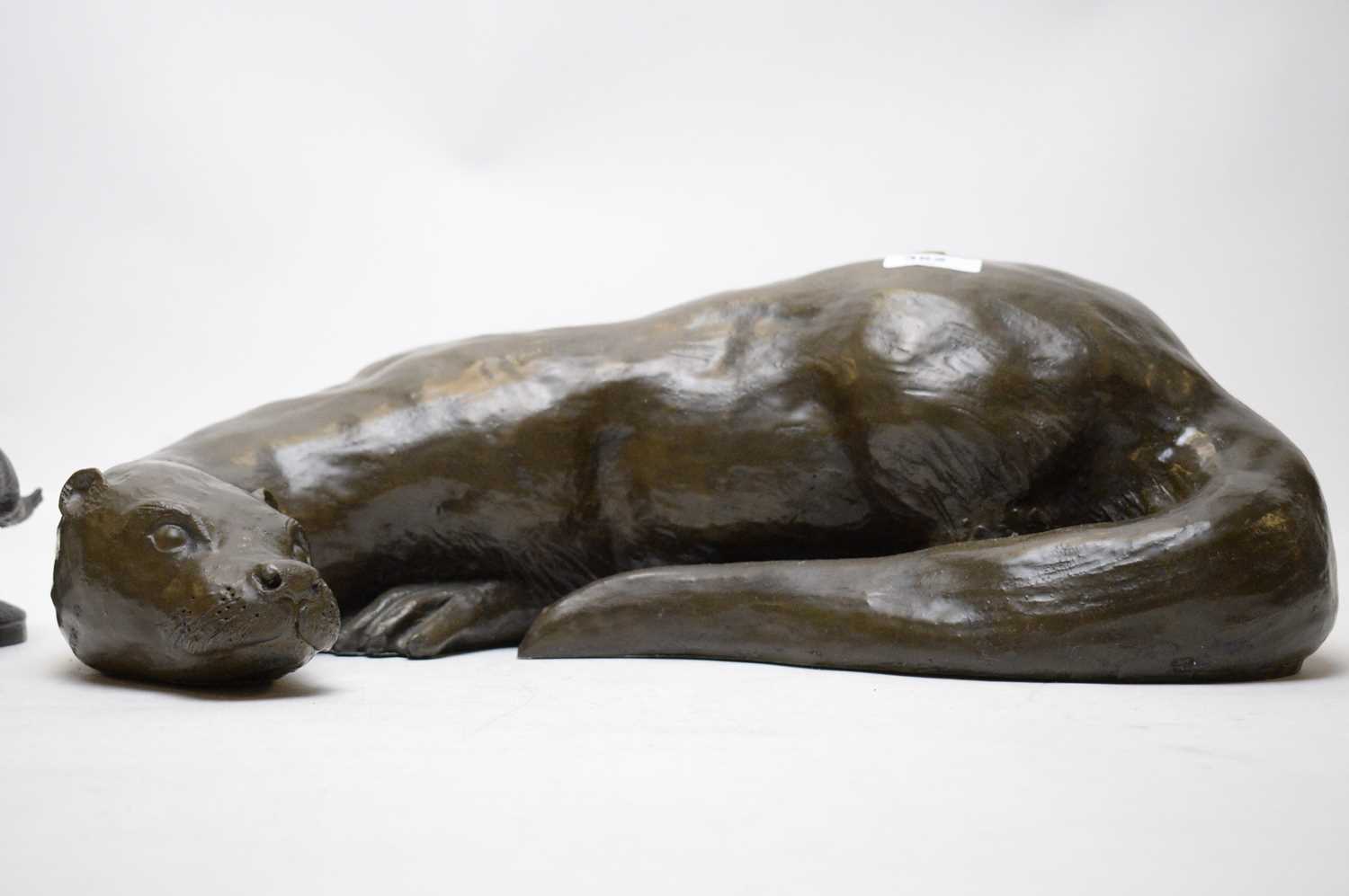 Two bronzed sculptures of otters. - Bild 2 aus 4