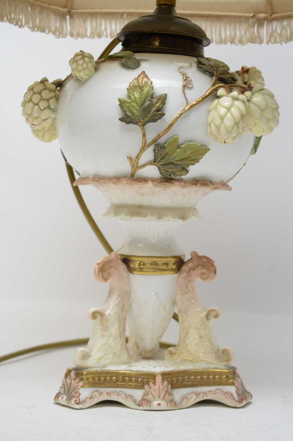 A ceramic table lamp. - Image 2 of 3