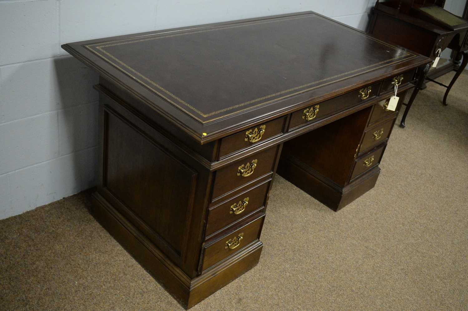 Sligh of Michigan: a reproduction Victorian style mahogany kneehole pedestal writing desk - Bild 3 aus 5