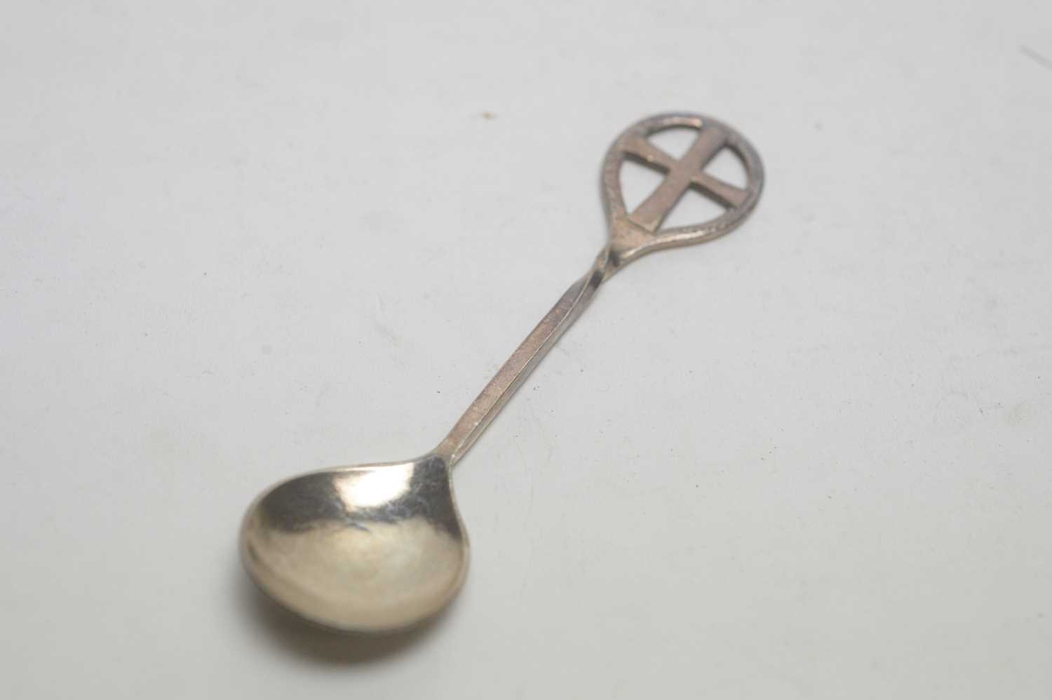 An Arts & Crafts silver spoon, by Keswick School of Industrial Arts, - Bild 2 aus 3