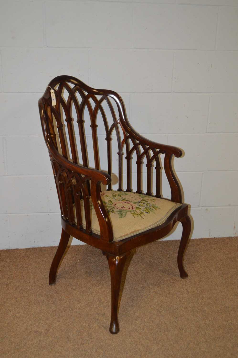 An Edwardian mahogany armchair. - Bild 3 aus 3