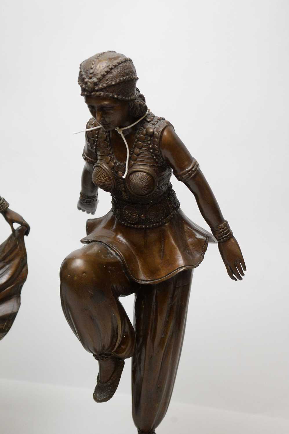 A pair of Art Deco style bronzed figures of dancers. - Bild 2 aus 3