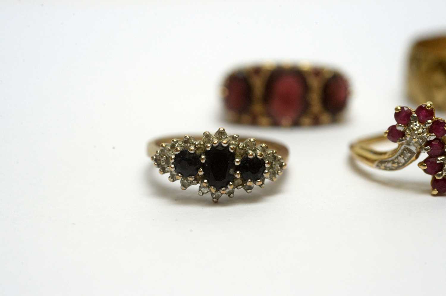 A selection of gold and gem-set rings - Image 5 of 6