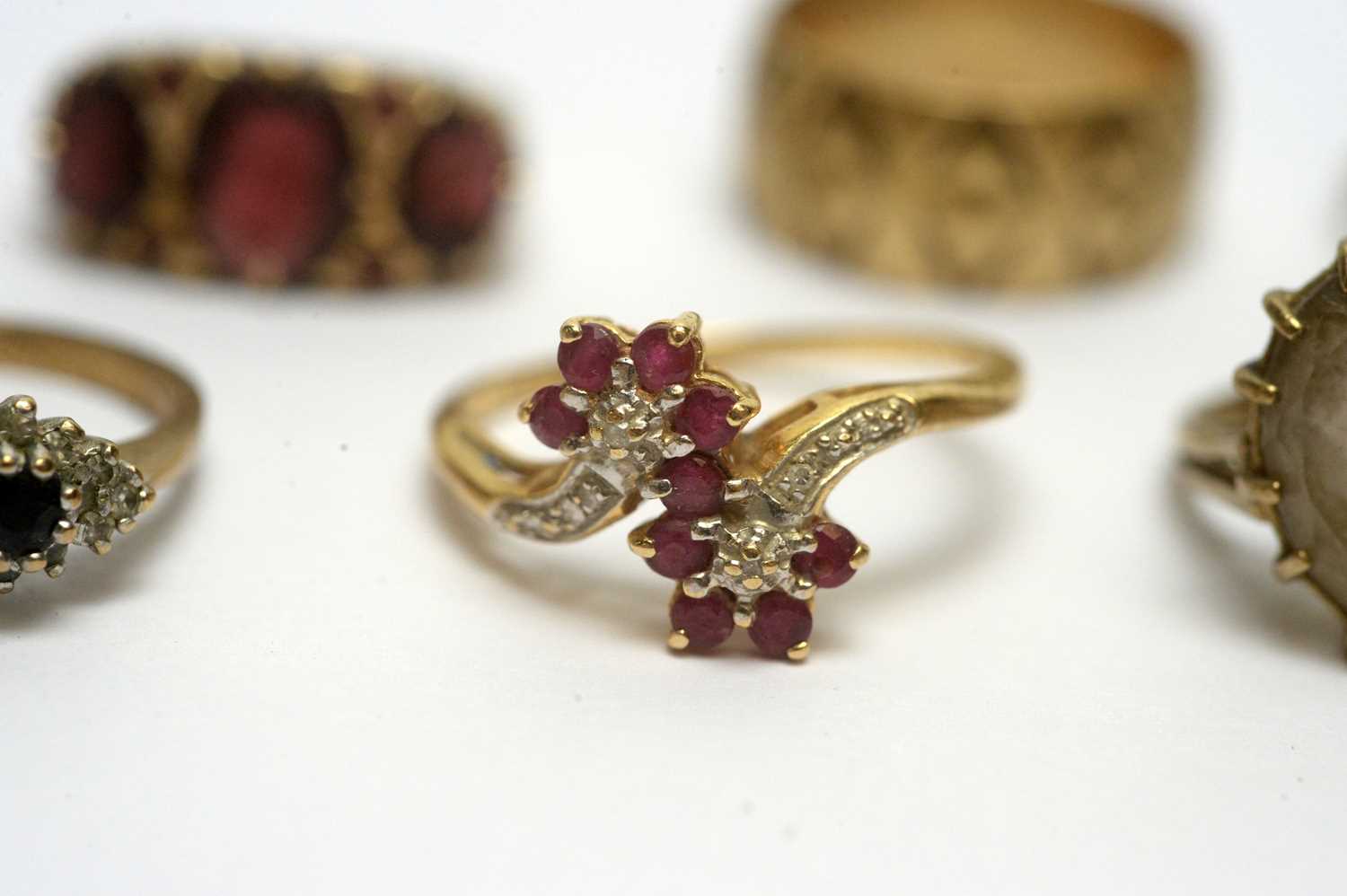 A selection of gold and gem-set rings - Image 3 of 6