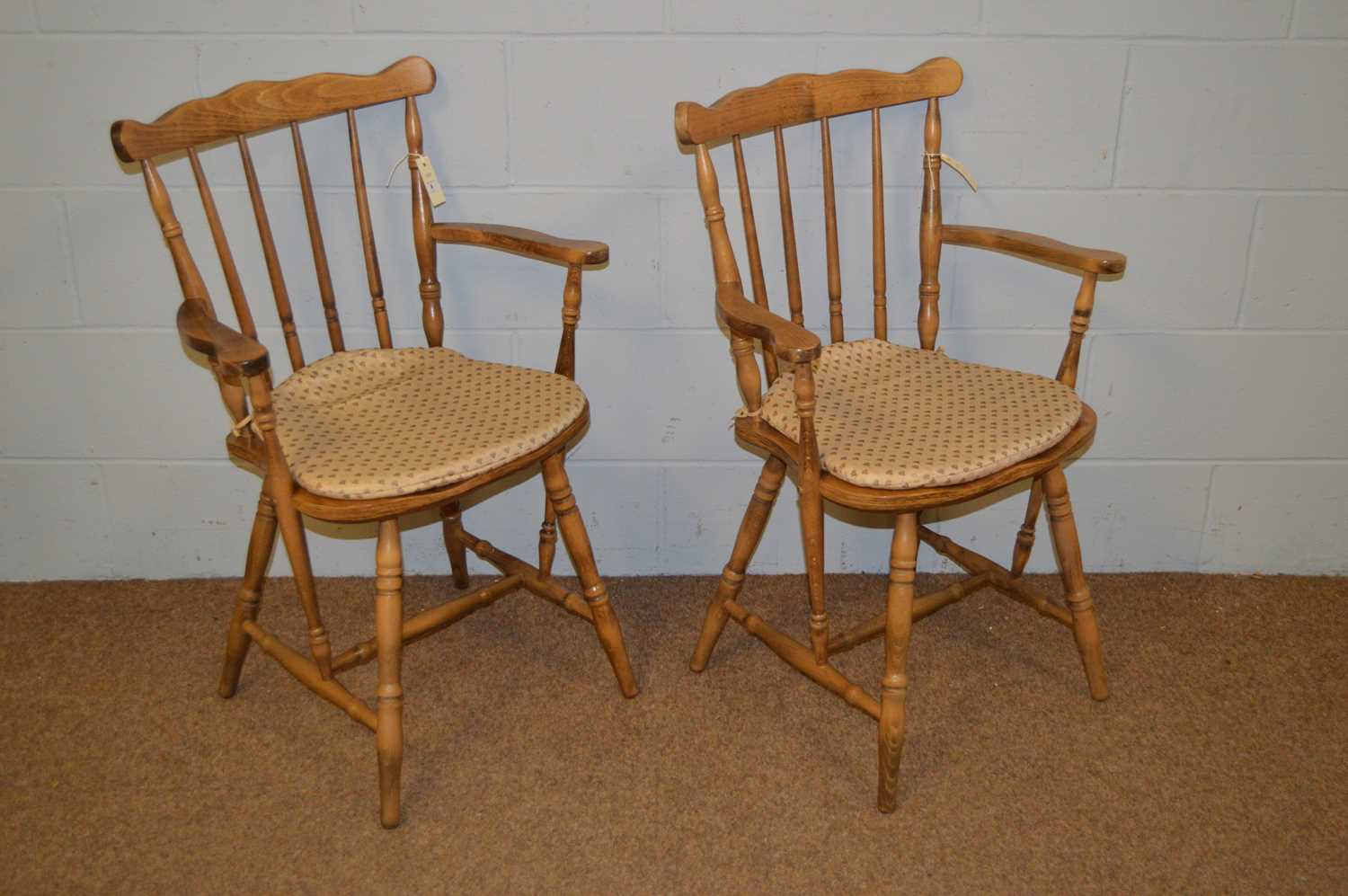 A pair of farmhouse kitchen carver chairs. - Bild 3 aus 3