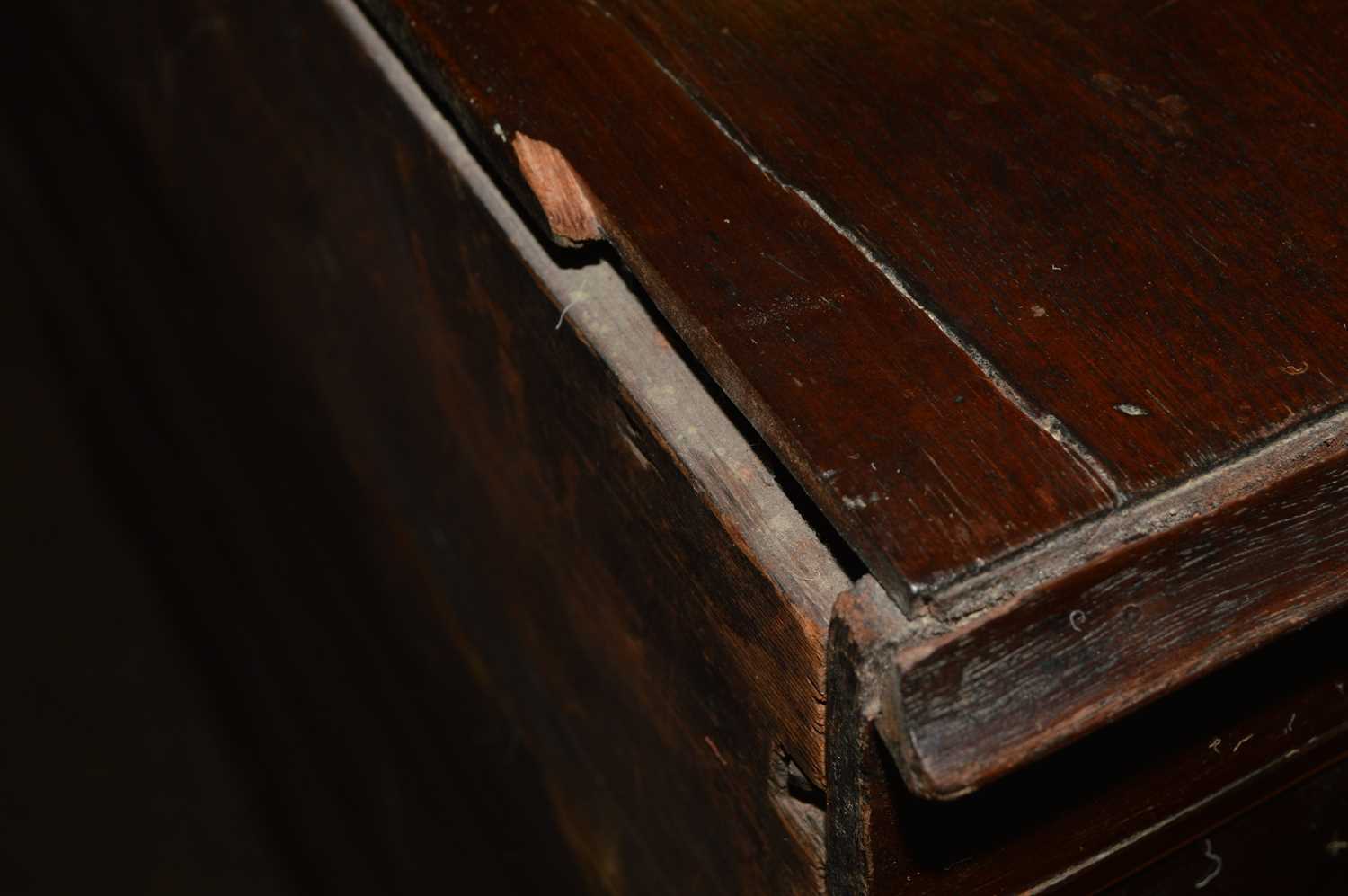 A Georgian inlaid mahogany chest of drawers. - Bild 6 aus 7